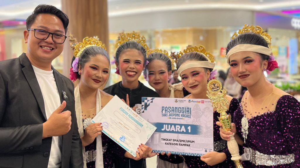 Salah satu Juri dan pemenang Pasanggiri tari jaipong se jawa barat.jpg